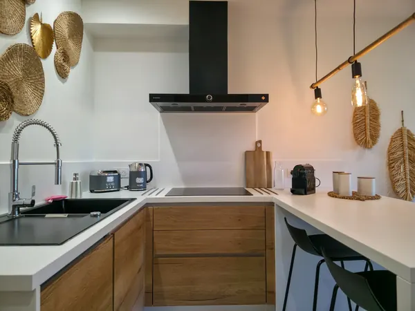 Cuisine équipée avec façades en bois et plan de travail clair