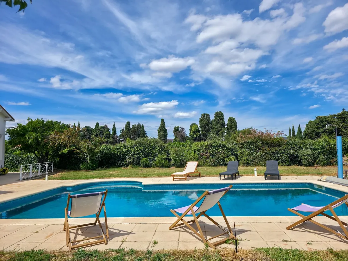 Piscine de la Villa Les Palmes à Ille-sur-Têt, bordée de transats et de végétation