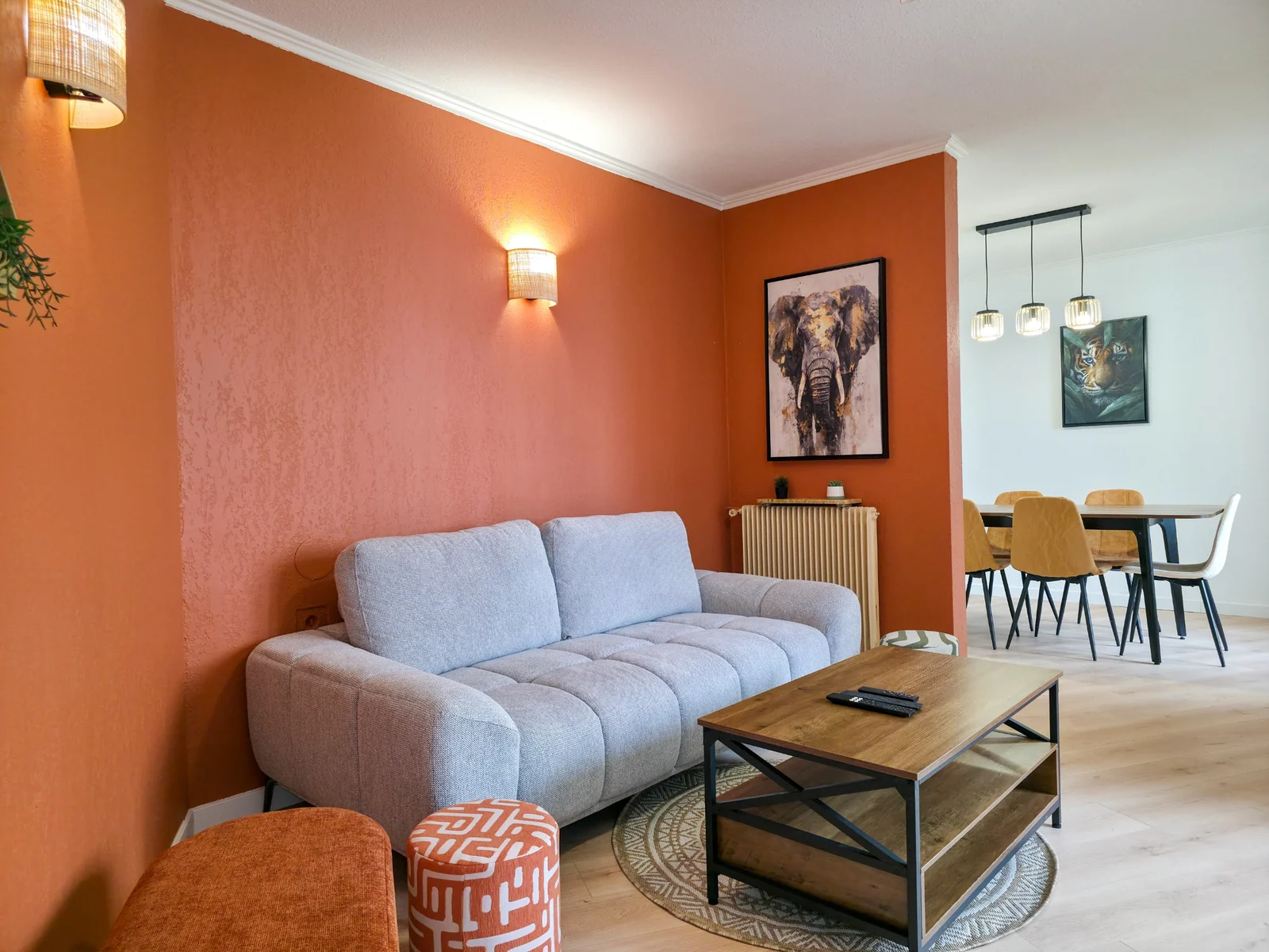 Salon avec canapé clair, mur terracotta et table basse