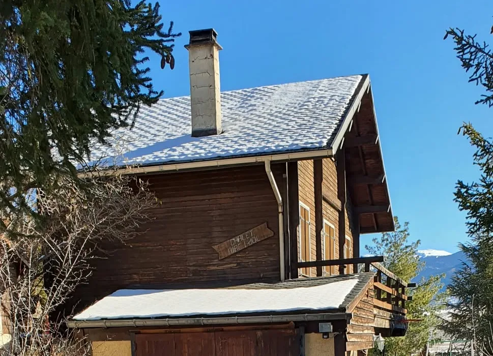 Chalet en bois au toit enneigé, en Cerdagne